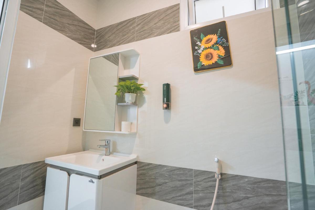 ALOHA SAIGON PREMIUM HOSTEL by Local Travel Experts - Newly opened, Less-touristy location, Spacious rooms, Glass shower bathroom, Free breakfast & Walking Tour - Hizvo