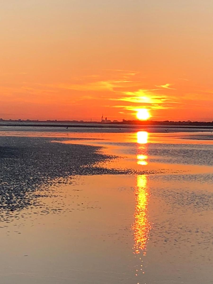 West Wittering beach house with direct beach access - Housity