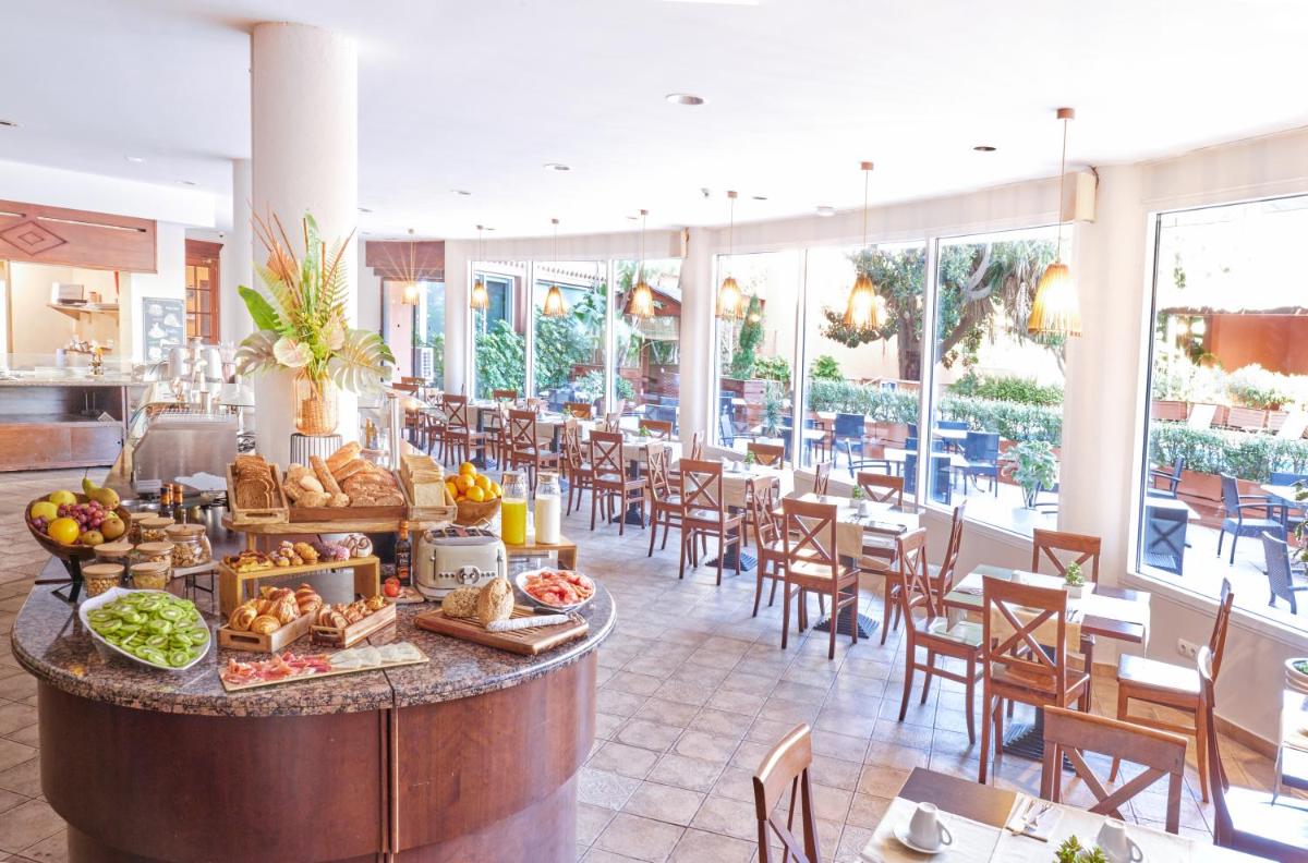 Comida en o cerca de este hotel