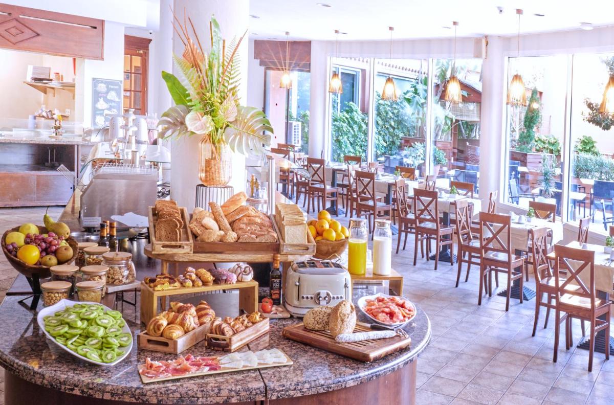 Comida en o cerca de este hotel
