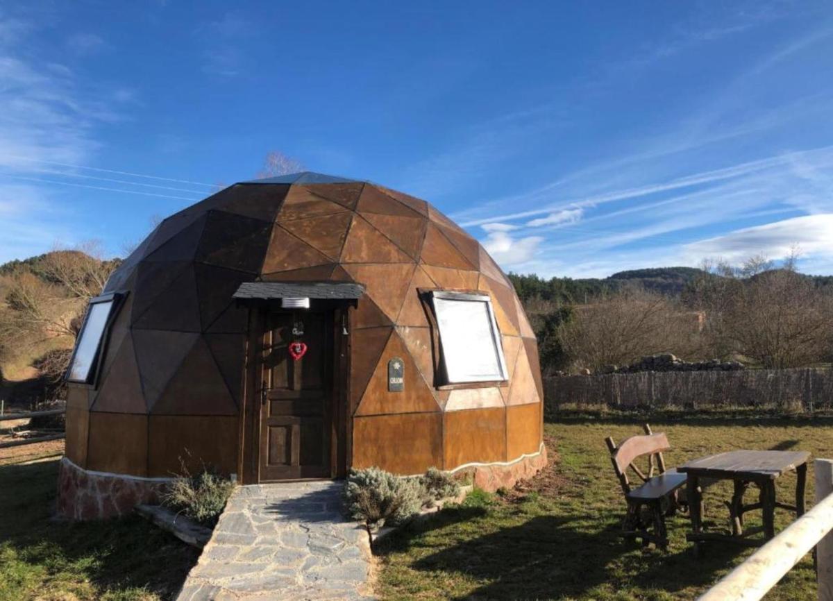 una casa en una cúpula en un campo con una mesa en Xalet De Prades, en Prades