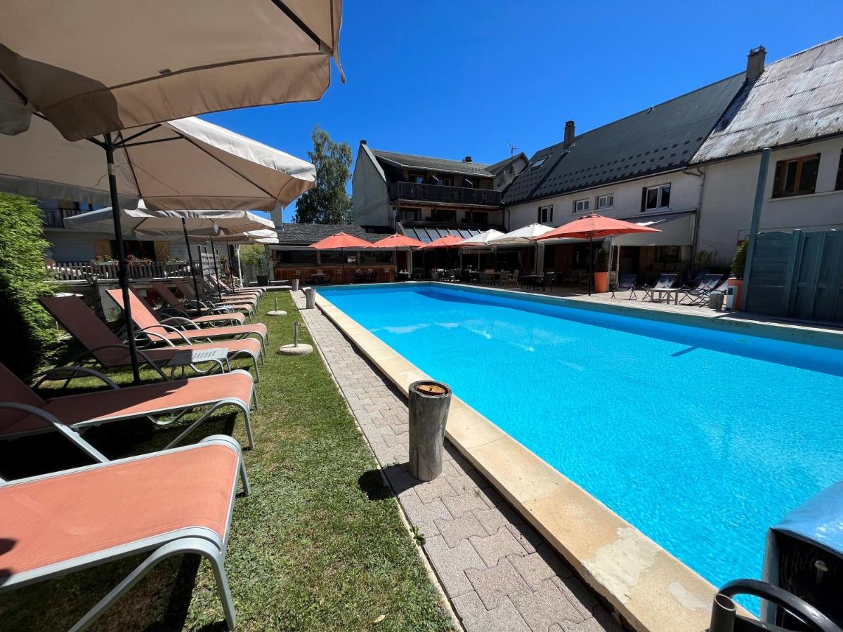 Piscine de l'établissement Hôtel et Spa les Clarines ou située à proximité