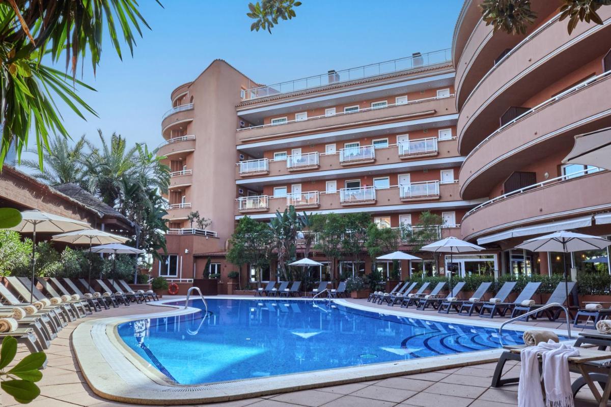 una piscina frente a un hotel en Sunway Playa Golf & Spa Sitges, en Sitges