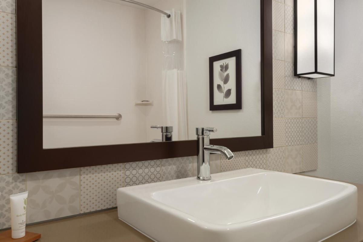 Country Inn & Suites by Radisson, Oklahoma City - Bricktown, OK - Housity