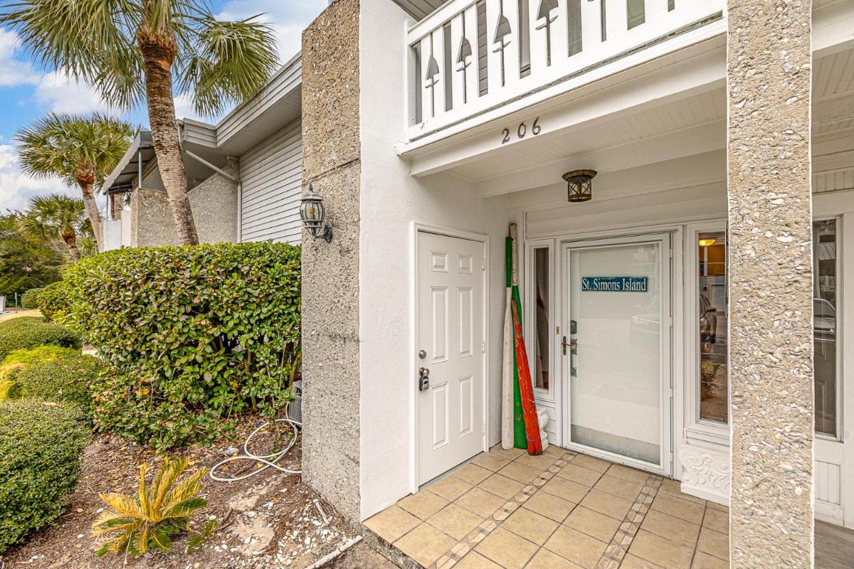Suitetrails - Steps to East Beach & Pet Friendly w/ 2 King Beds