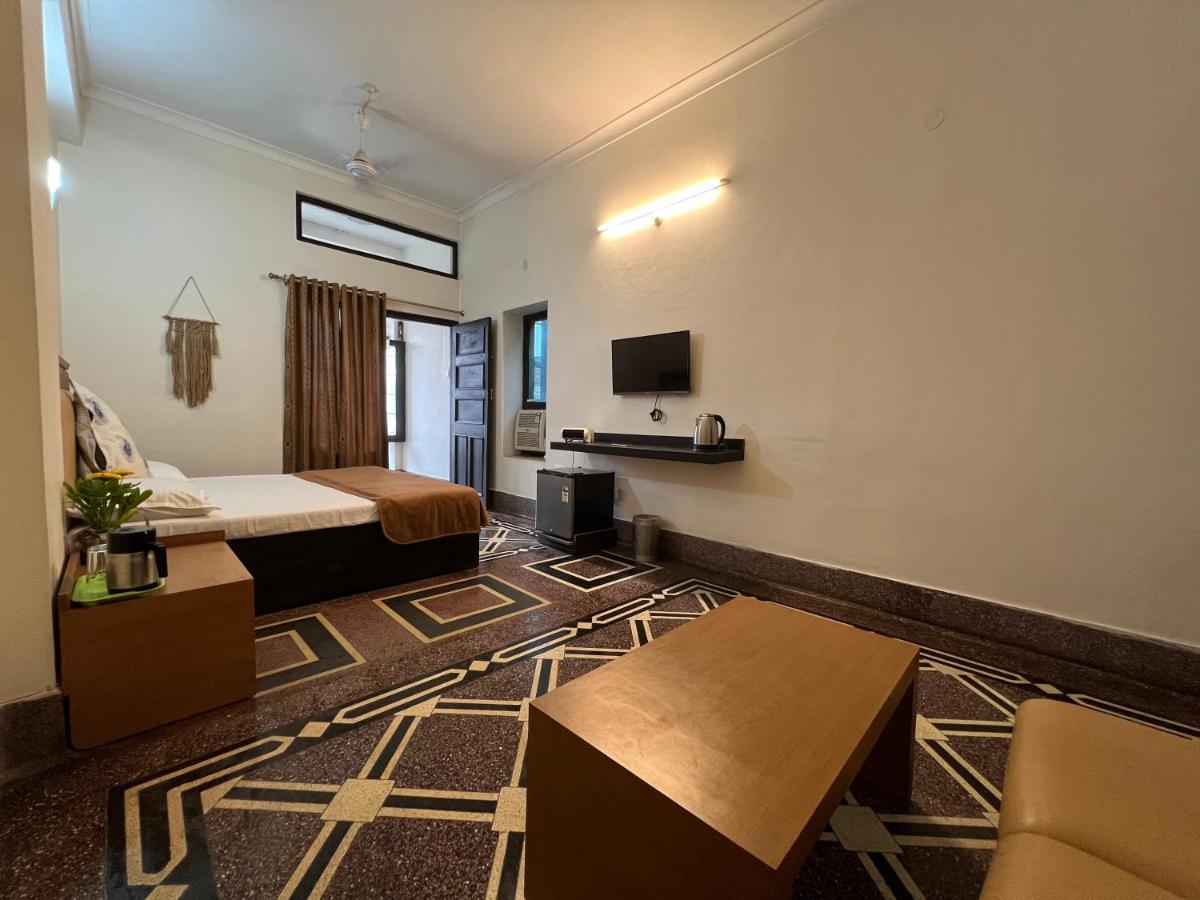 HPJ Living Homestay, 7kms from Shri Ram Janmbhoomi, Ayodhya - Housity