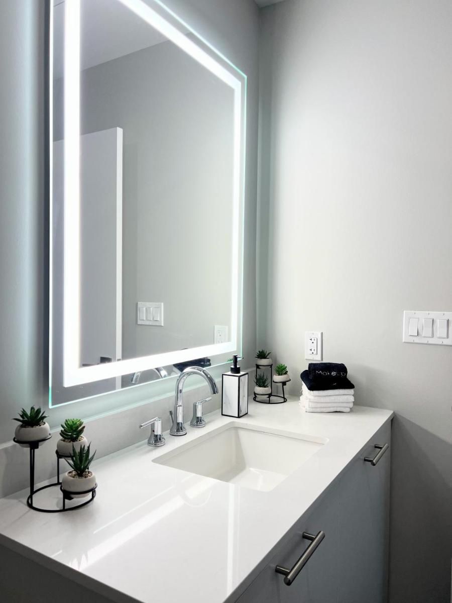 Comfy Nook Tysons King Suite - Housity