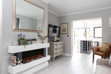 Seaside Bungalow for 6 Close to Village & Beach - Housity