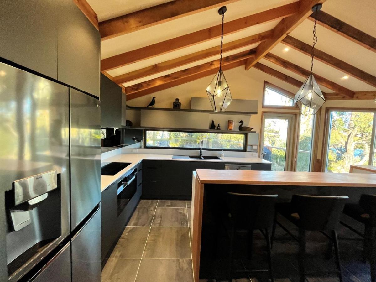 Edzell - 5BR Luxury Home l Amazing Lake Views l Games Room l Tennis Court l WiFi - Housity