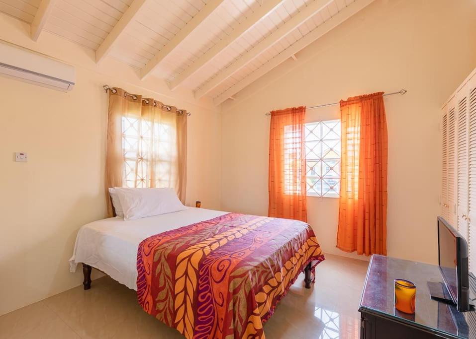 Draxhall Villa w,Pool,WIFI,Tennis Crt - KIDS STAY FREE, 3 mins from Beach! - Housity