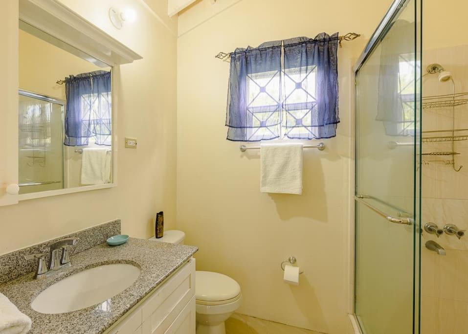 Draxhall Villa w,Pool,WIFI,Tennis Crt - KIDS STAY FREE, 3 mins from Beach! - Housity