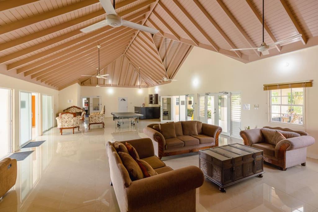 Draxhall Villa w,Pool,WIFI,Tennis Crt - KIDS STAY FREE, 3 mins from Beach! - Housity