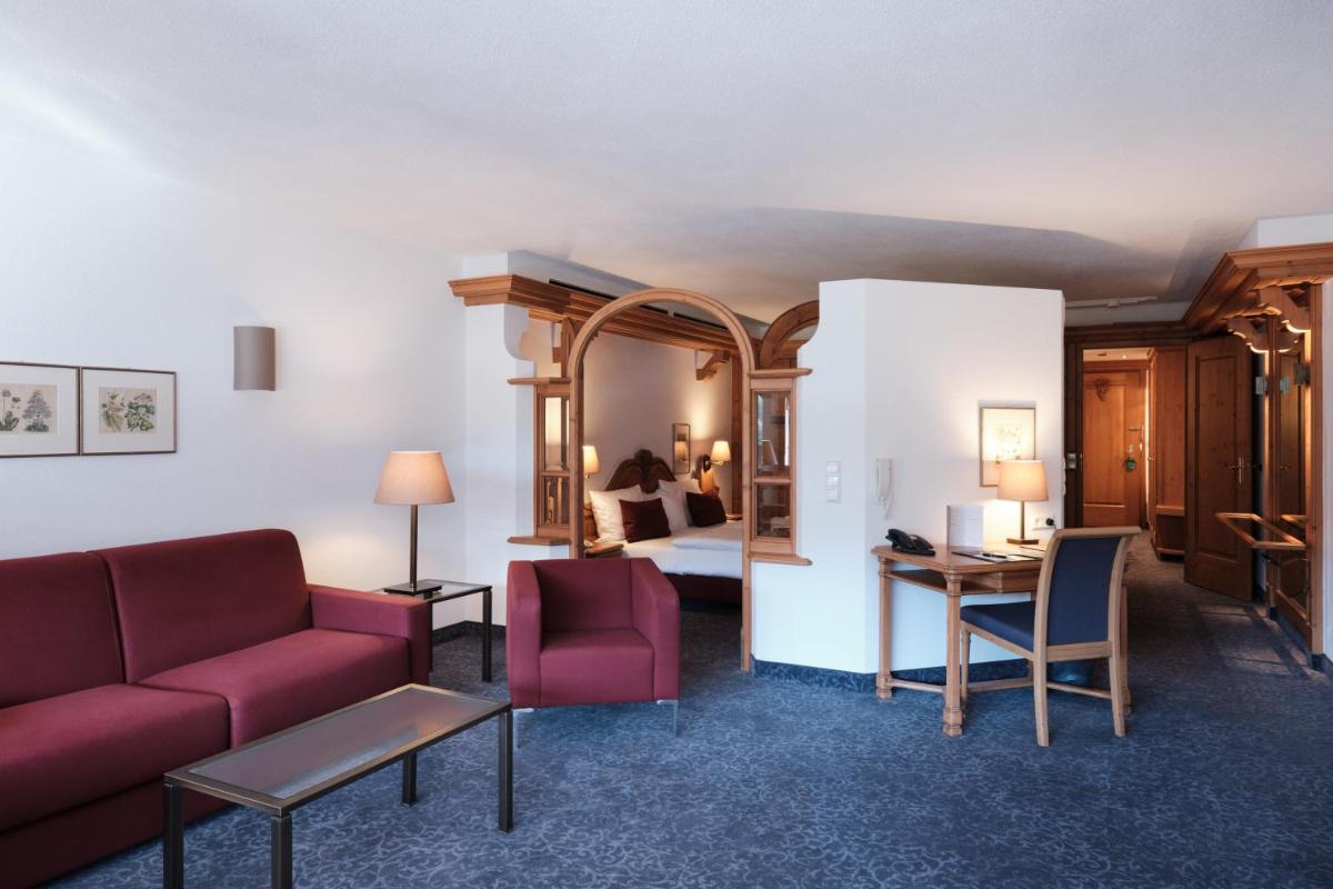 Ein Sitzbereich in der Unterkunft Hotel Traube Tonbach