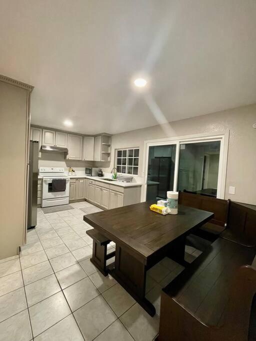 Spacious 1670 sq ft Single Home with Garage, AC, Centrally Located - Hizvo