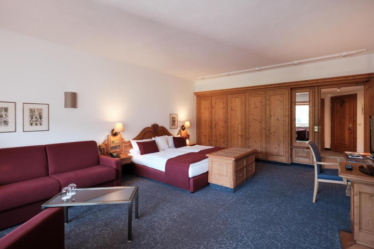 Ein Sitzbereich in der Unterkunft Hotel Traube Tonbach