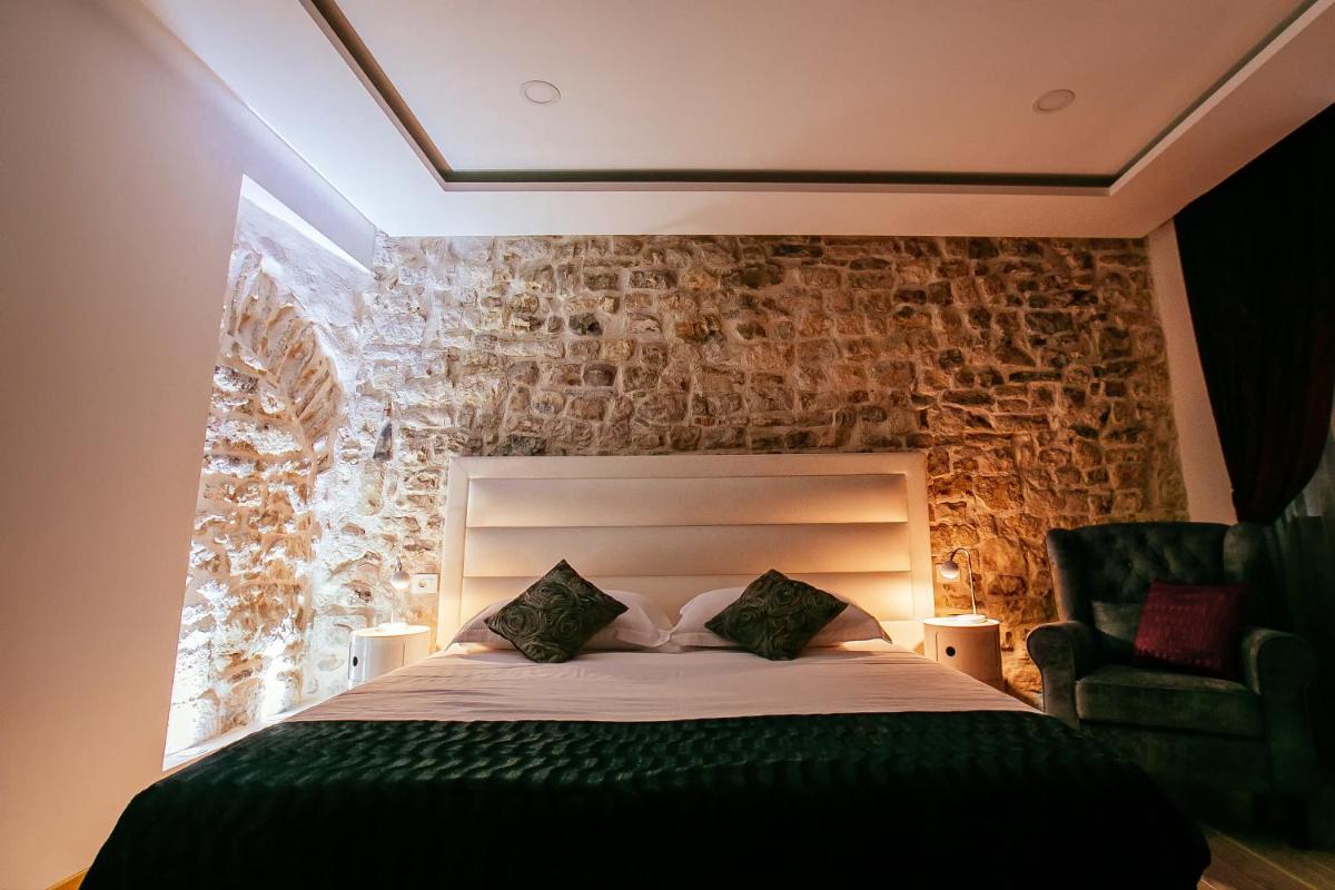Get Split Luxury Apartment - Housity