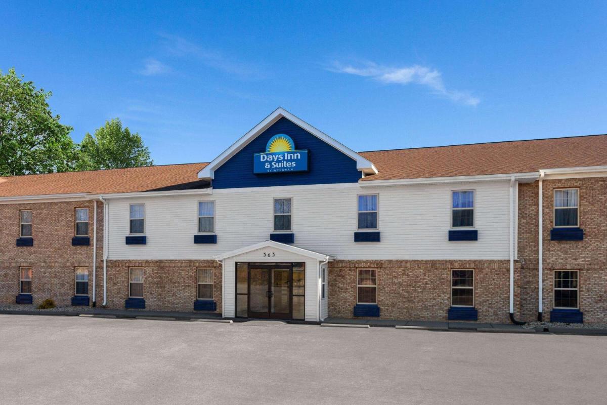 Days Inn & Suites by Wyndham Sellersburg - Housity