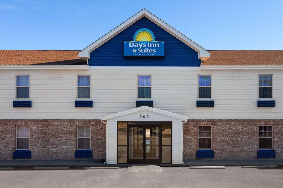 Days Inn & Suites by Wyndham Sellersburg - Housity