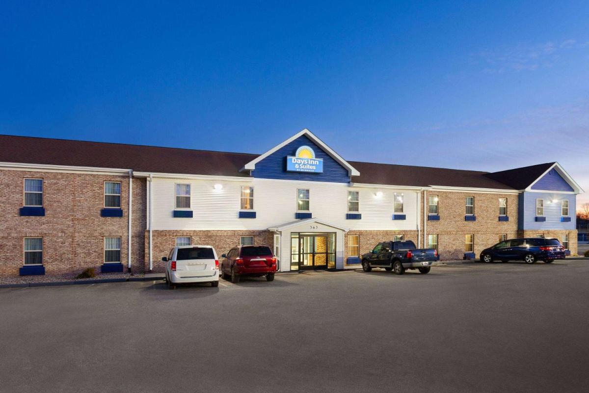 Days Inn & Suites by Wyndham Sellersburg - Housity