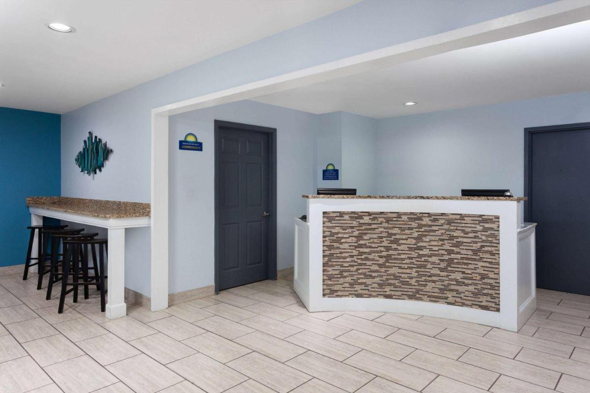 Days Inn & Suites by Wyndham Sellersburg - Housity