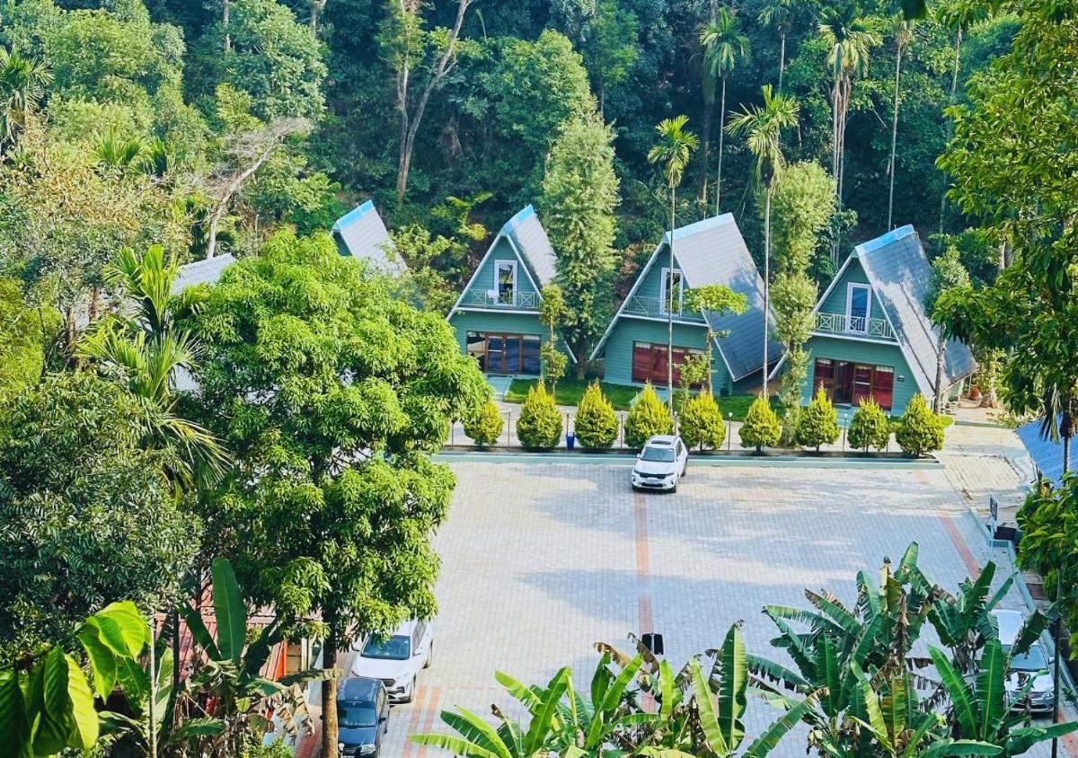 Falling Water Resort By Travent Mug - Housity