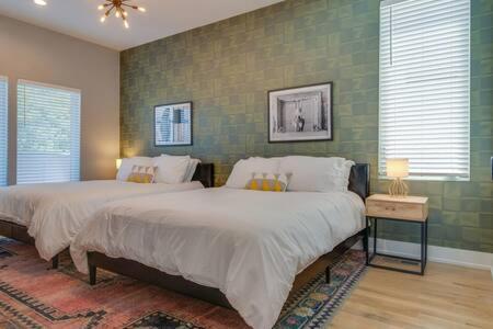 Suitetrails - The Dublin - Peaceful Downtown Abode with Rooftop