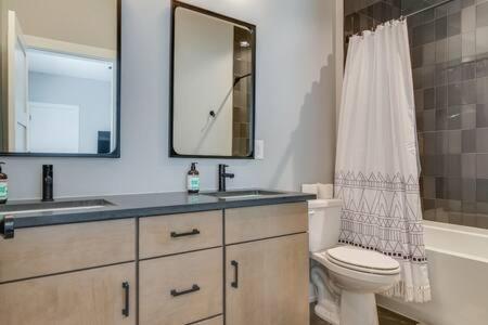 Suitetrails - The Dublin - Peaceful Downtown Abode with Rooftop
