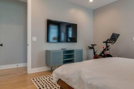 Suitetrails - The Dublin - Peaceful Downtown Abode with Rooftop