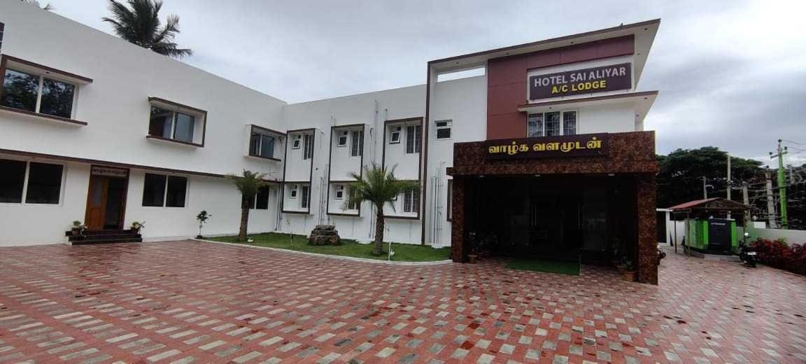 OYO Flagship Hotel Sai Aliyar - Housity