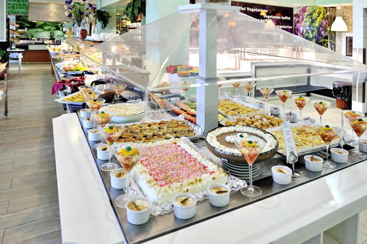 Comida en o cerca de este hotel