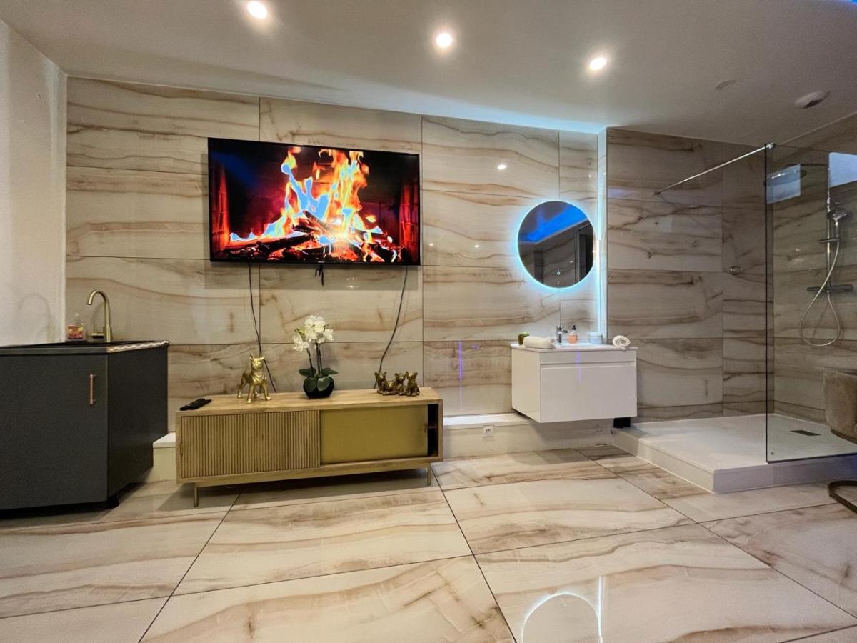 Golden house - JACUZZI - Housity