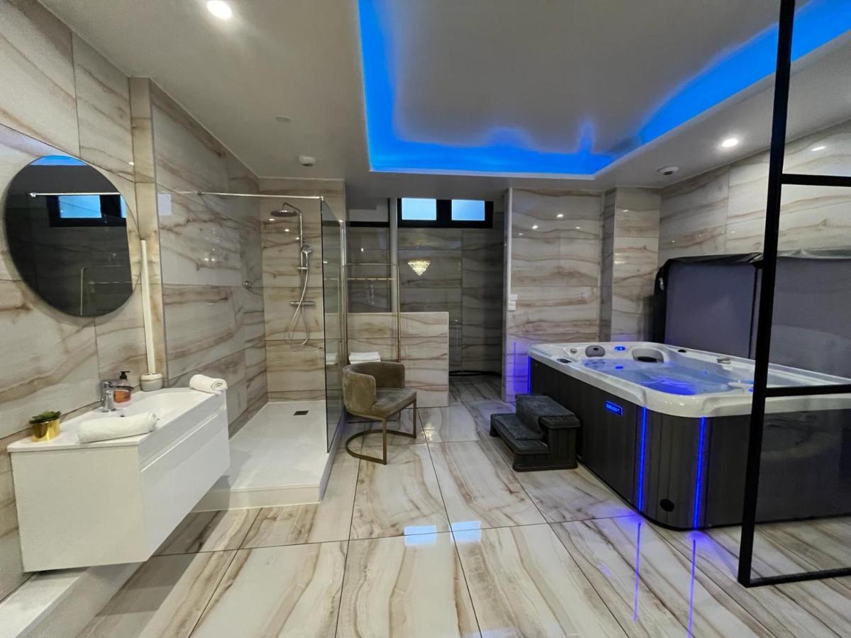 Golden house - JACUZZI - Housity