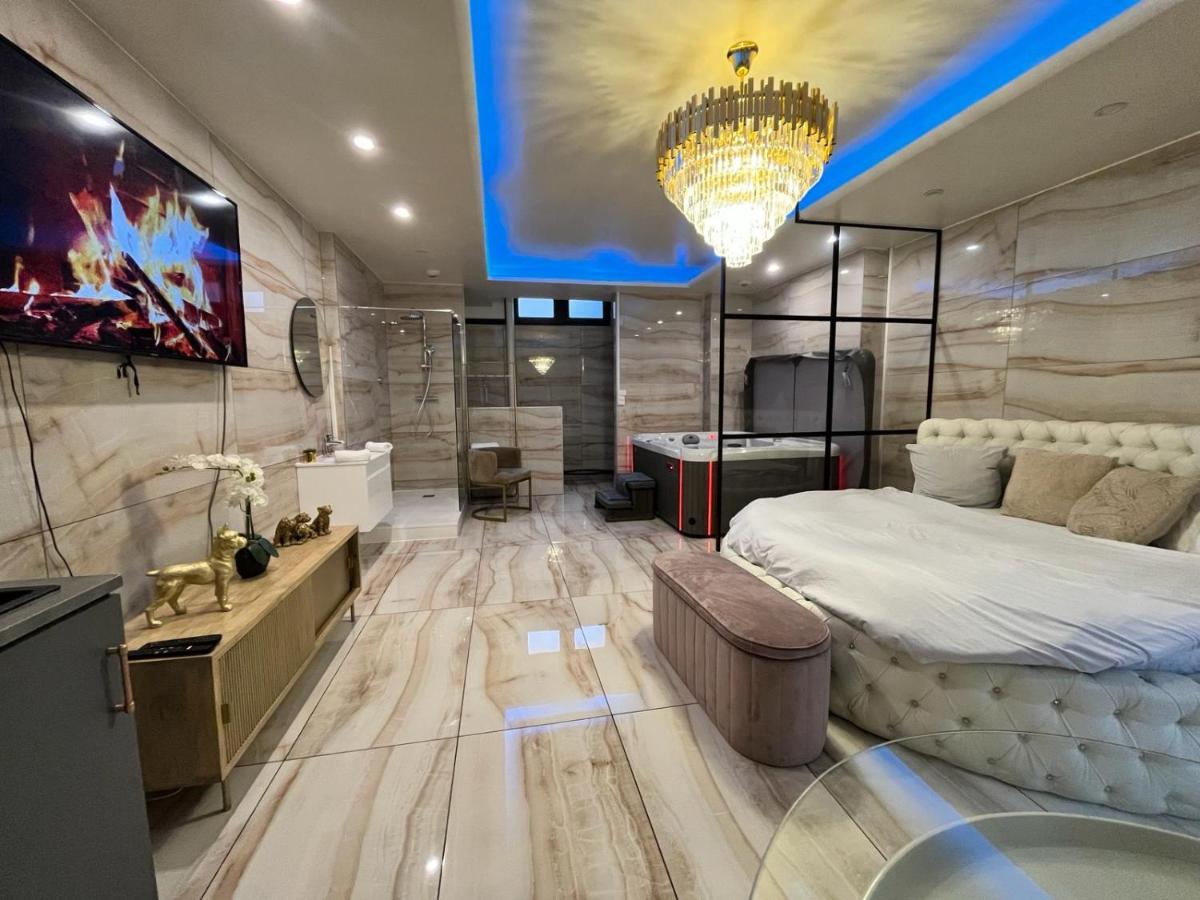 Golden house - JACUZZI - Housity