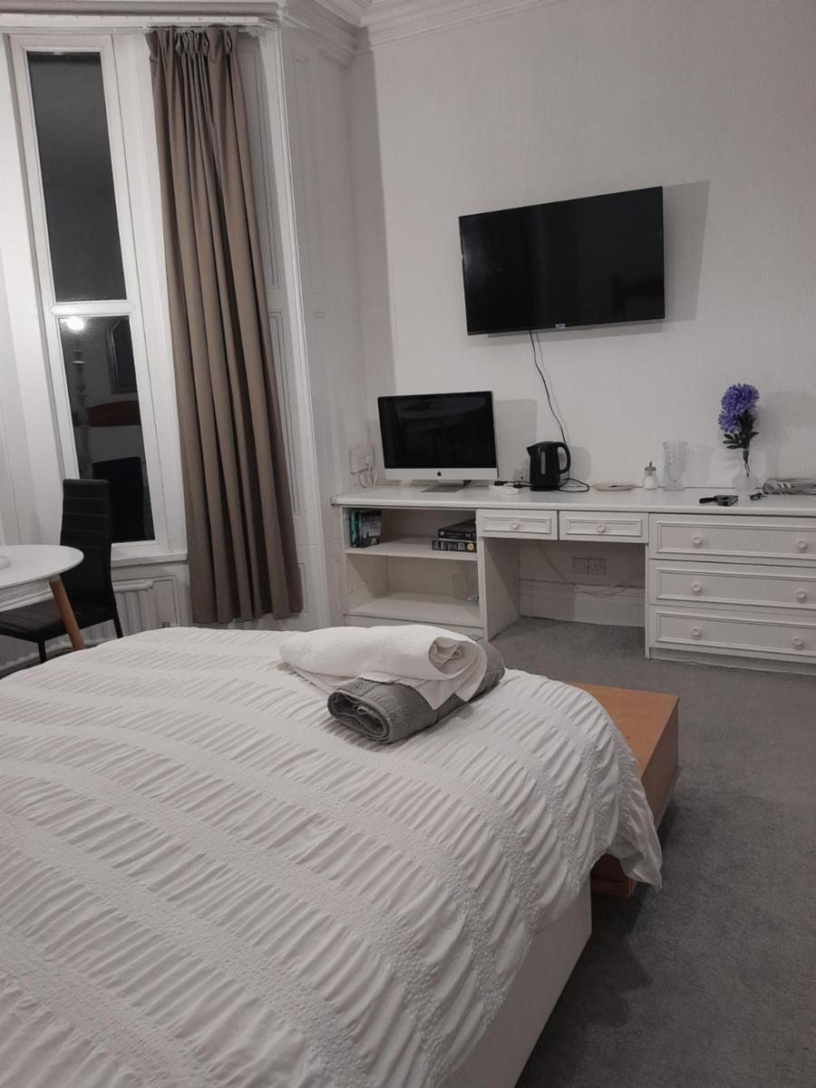Large room near Singleton Hospital ensuite R6 - Housity