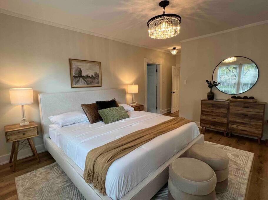 Blue Moon Cottage - Music Room, Inground Pool - Housity