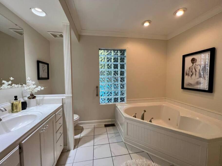 Blue Moon Cottage - Music Room, Inground Pool - Housity