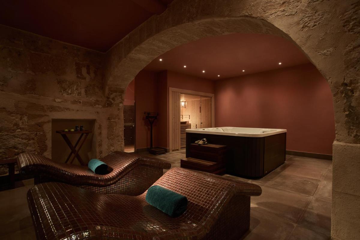 una gran sala de estar con bañera y muebles. en Hotel Calatrava, en Palma de Mallorca