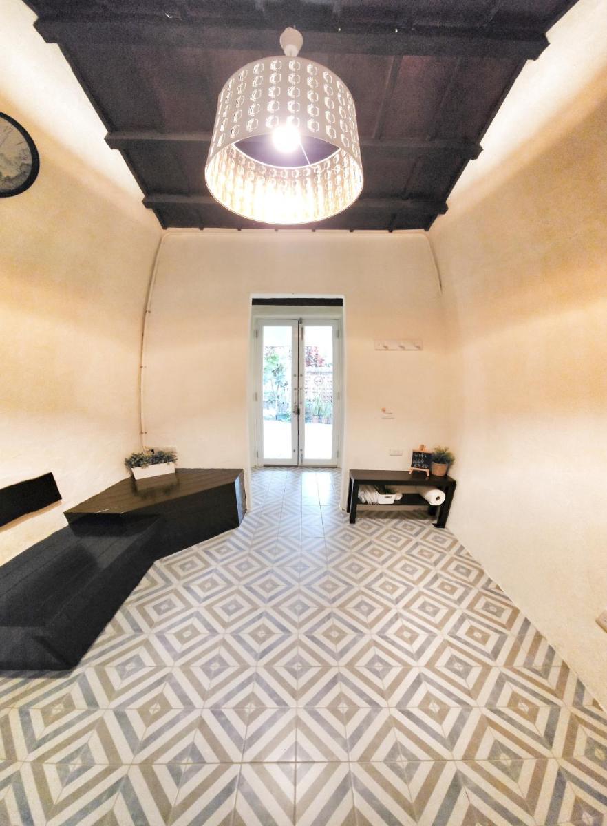 Lucky Star Inn - Housity