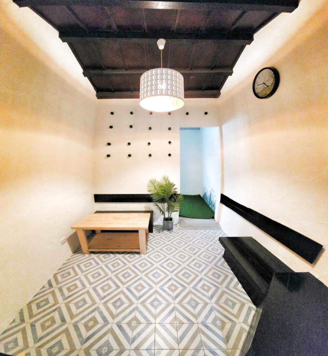 Lucky Star Inn - Housity