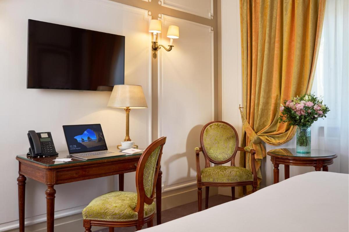 Télévision ou salle de divertissement dans l'établissement Majestic Hotel Spa - Champs Elysées