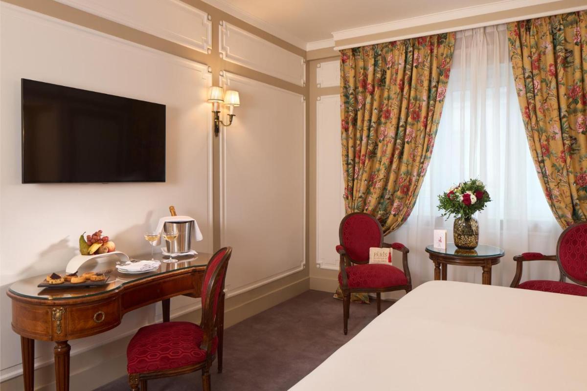 Télévision ou salle de divertissement dans l'établissement Majestic Hotel Spa - Champs Elysées