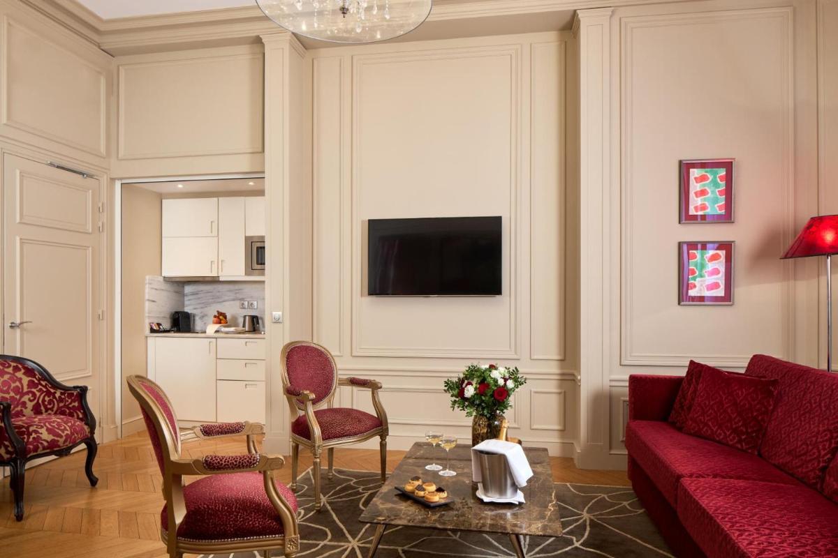 Télévision ou salle de divertissement dans l'établissement Majestic Hotel Spa - Champs Elysées
