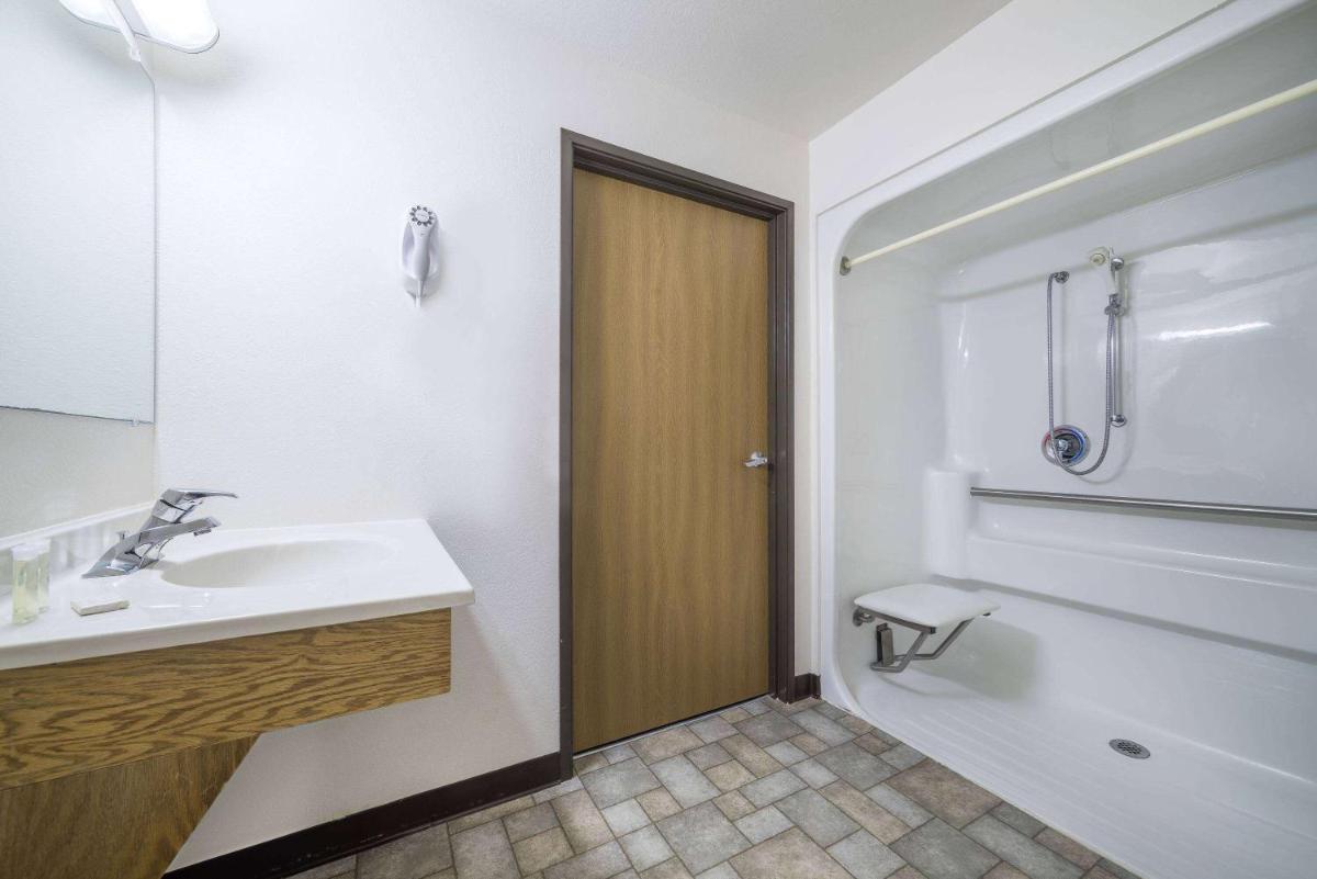 Super 8 by Wyndham Park Rapids - Housity