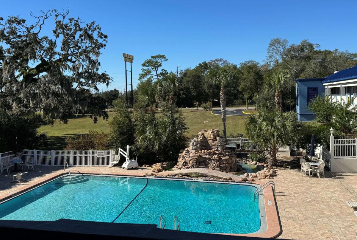 Days Inn by Wyndham Brooksville - Housity