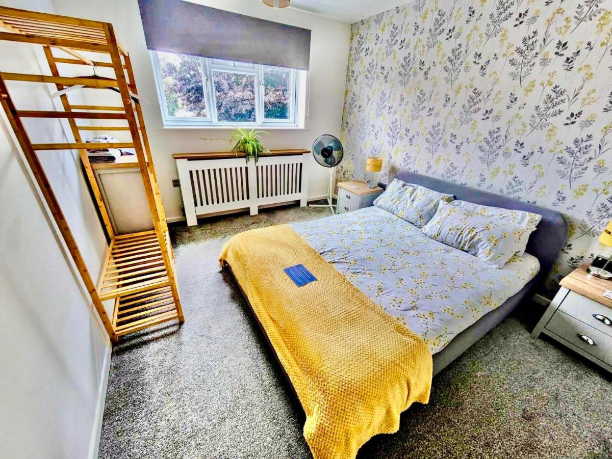 Cosy Family Getaway, 3 Beds, Private Parking & Garden - Housity