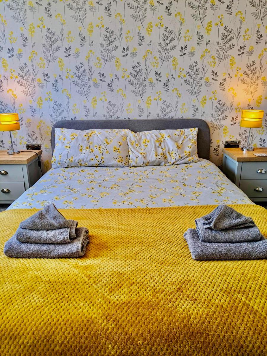 Cosy Family Getaway, 3 Beds, Private Parking & Garden - Housity