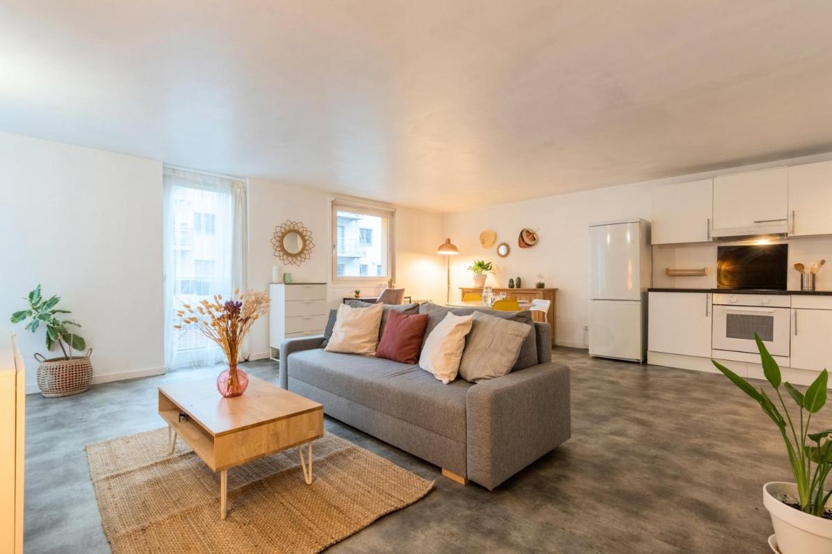 Spacious apartment w private parking in Old Lille - Housity