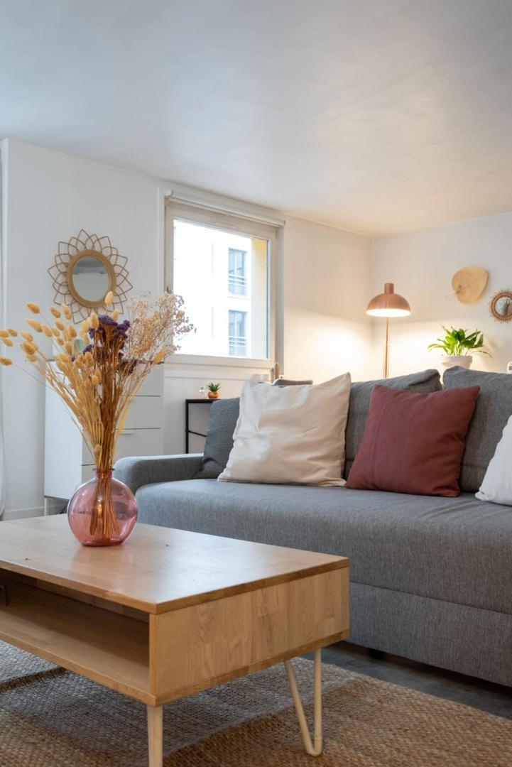 Spacious apartment w private parking in Old Lille - Housity