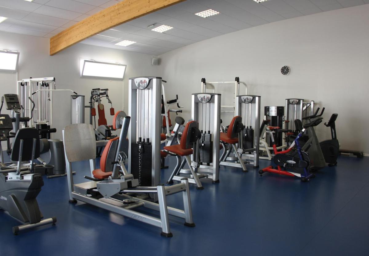- une salle de sport avec un bouquet d'équipements sportifs dans l'établissement Hôtel Serge Blanco - Relais Thalasso & Spa, à Hendaye