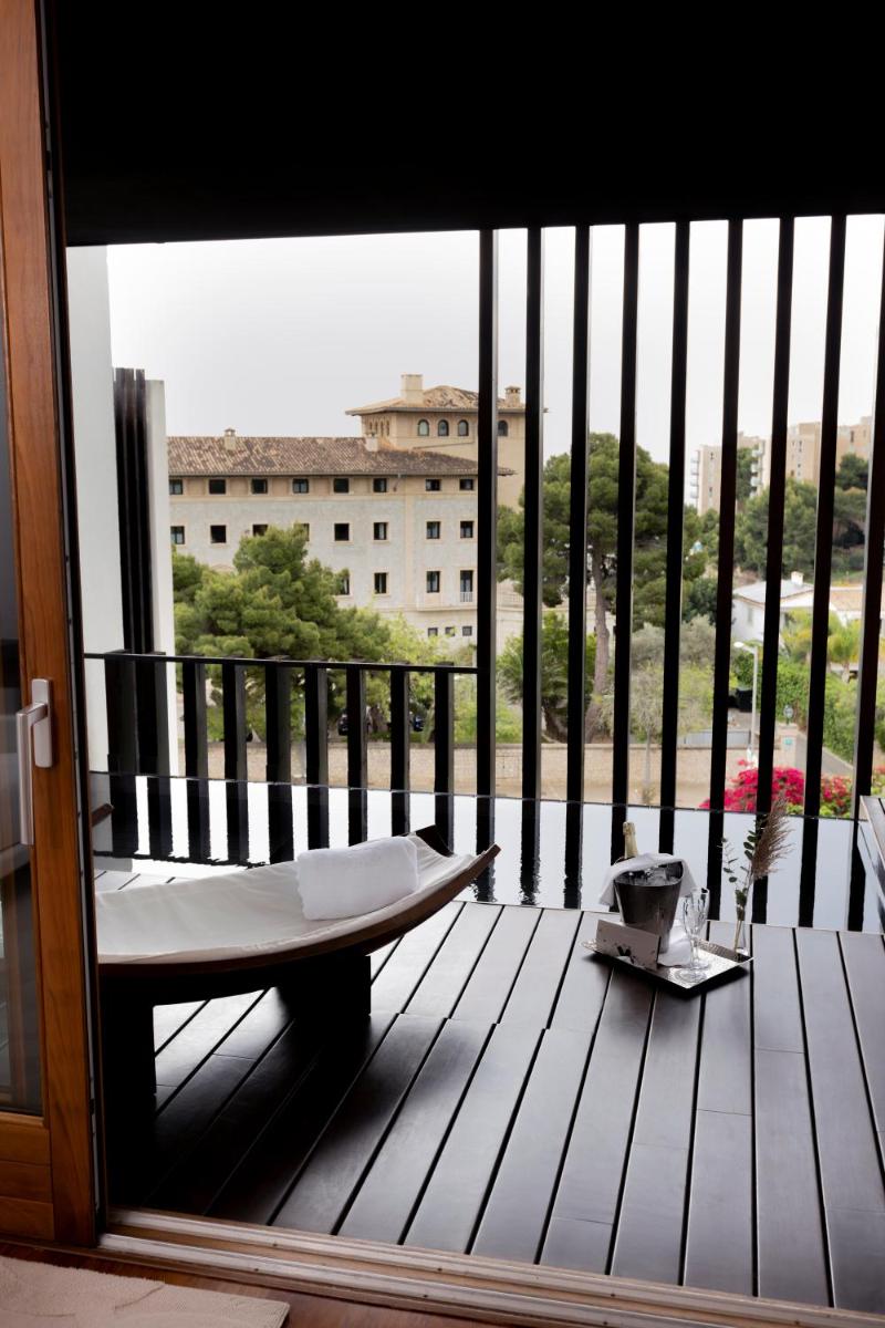 Un balcón o terraza de Hospes Maricel y Spa, Palma de Mallorca, a Member of Design Hotels